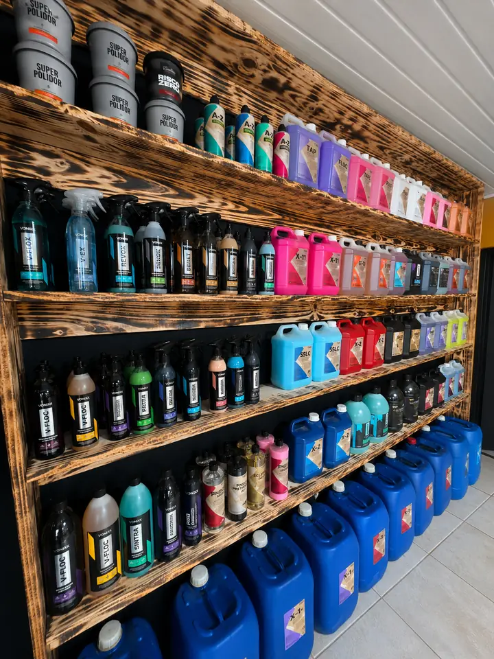 Prateleira de produtos de estética automotiva